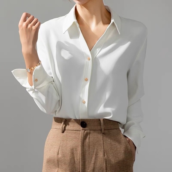 Brand new blouse with V neck - Picture 2 of 8